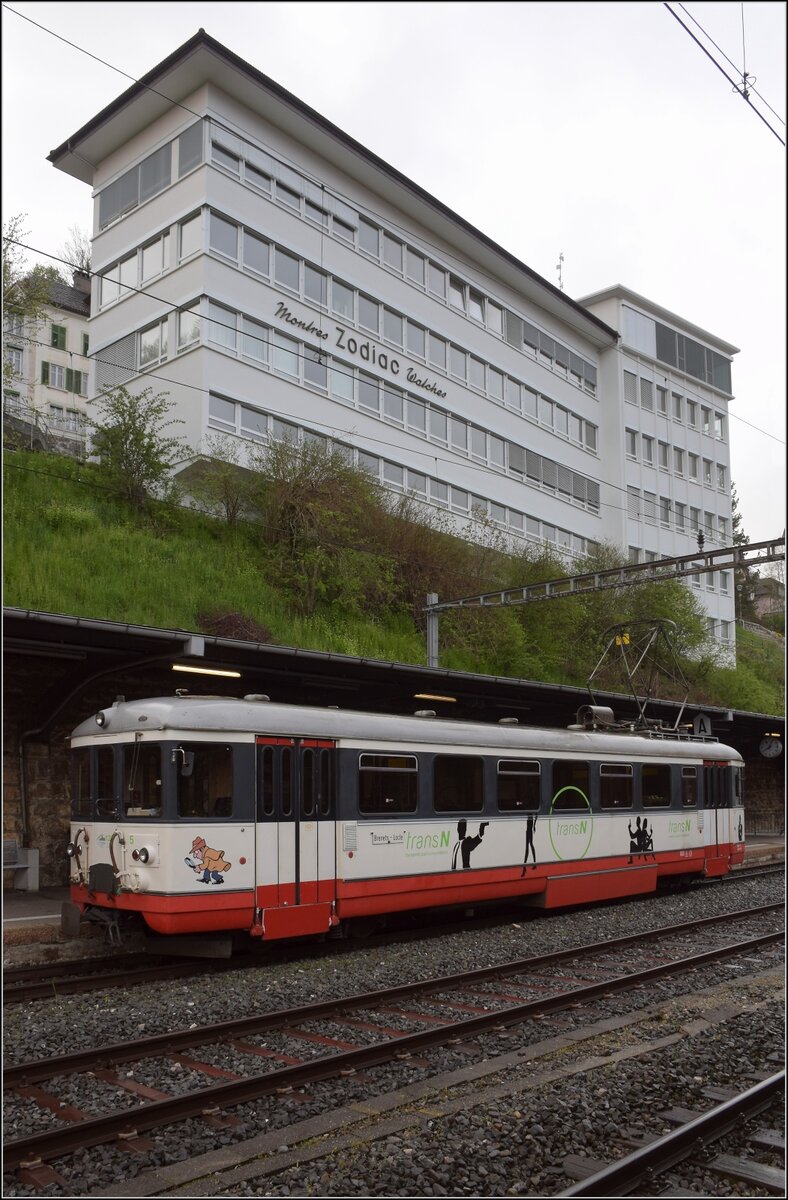 BDe 4/4 5 der  Régional des Brenets , heute TransN, hat bald ausgedient und ein Bus wird auf der Bahnstrecke fahren. Schutz durch James Bond wird auch nicht mehr nötig sein. Le Locle, Mai 2023.