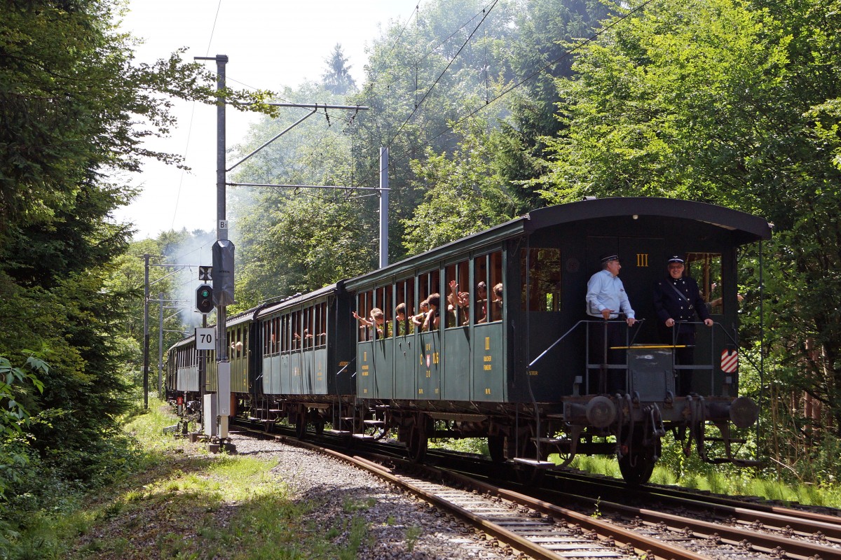 BDWM/DVZO/DBB: Ueber das Wochenende vom 26. bis 28. Juni 2015 verabschiedete sich die BDWM nach 140 Jahren vom Anschluss an das Europäische Normalspurnetz, weil durch die Aufhebung des Güterverkehrs auf normaler und schmaler Spur das Dreischienengeleise zwischen Wohlen und Bremgarten West nutzlos geworden ist. Mit dem WESCHTFÄSCHT und vielen Sonderfahrten nahmen Schüler und eine grosse Anzahl Festbesucher Abschied vom Dreischienengeleise auf diesem reizenden Streckenabschnitt. DVZO-Dampfzug mit der DBB Eb 3/5 5810 bei der Stationsdurchfahrt Ermannlistein am 26. Juni 2015. Am Schluss des Zuges waren zwei ehemalige Wagen der Sihltalbahn eingereiht.
Foto: Walter Ruetsch  