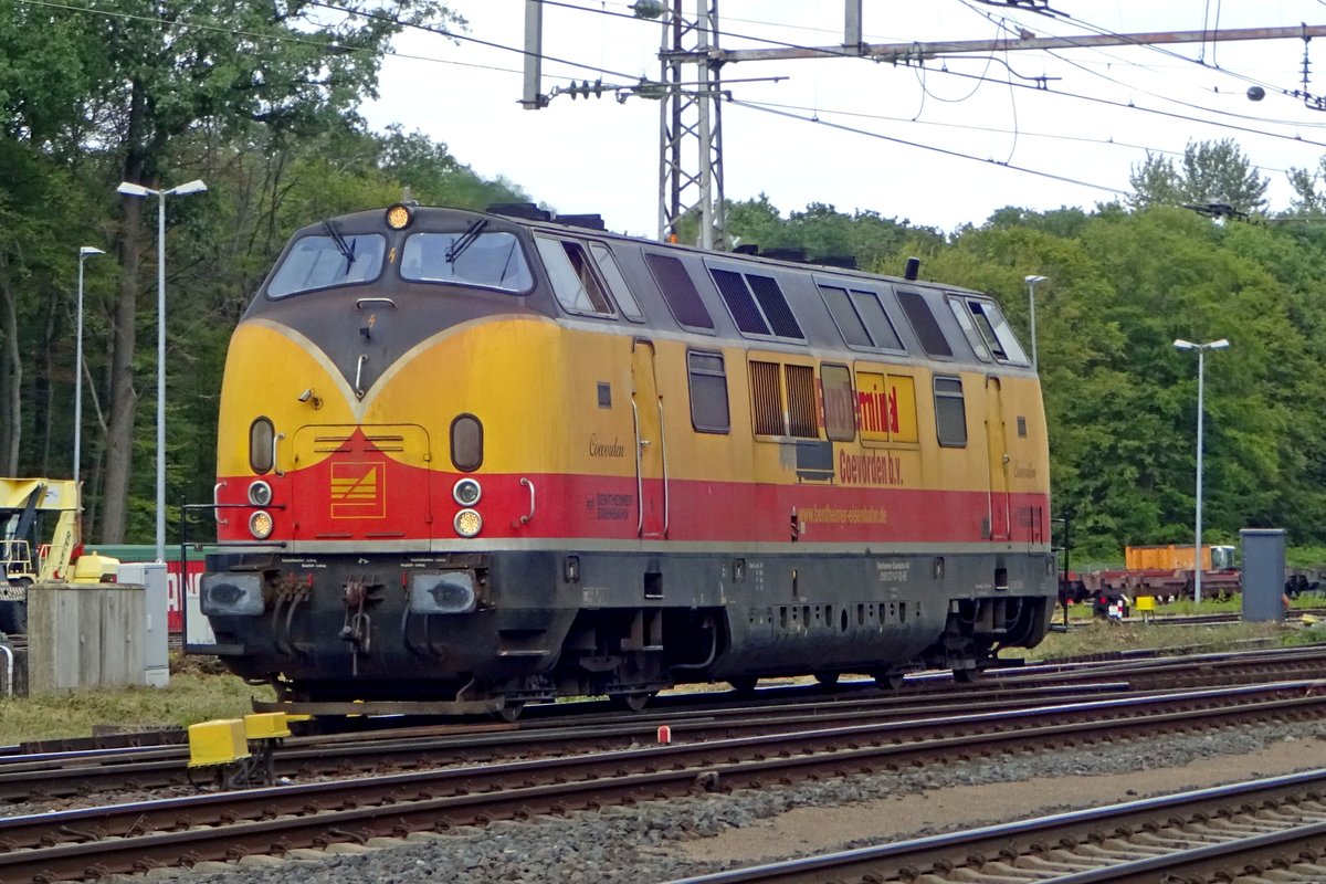 BE D-20  COEVORDEN' lauft am 15 Juli 2019 um in Bad Bentheim. Dieser ex-DB 221 ist eine Ausdrckung rfr die Zusammenarbeit zwischen Coevorden in die Niederlnde und der Bentheimer Eisenbahn in Sachen Lokalguterverkehr. 