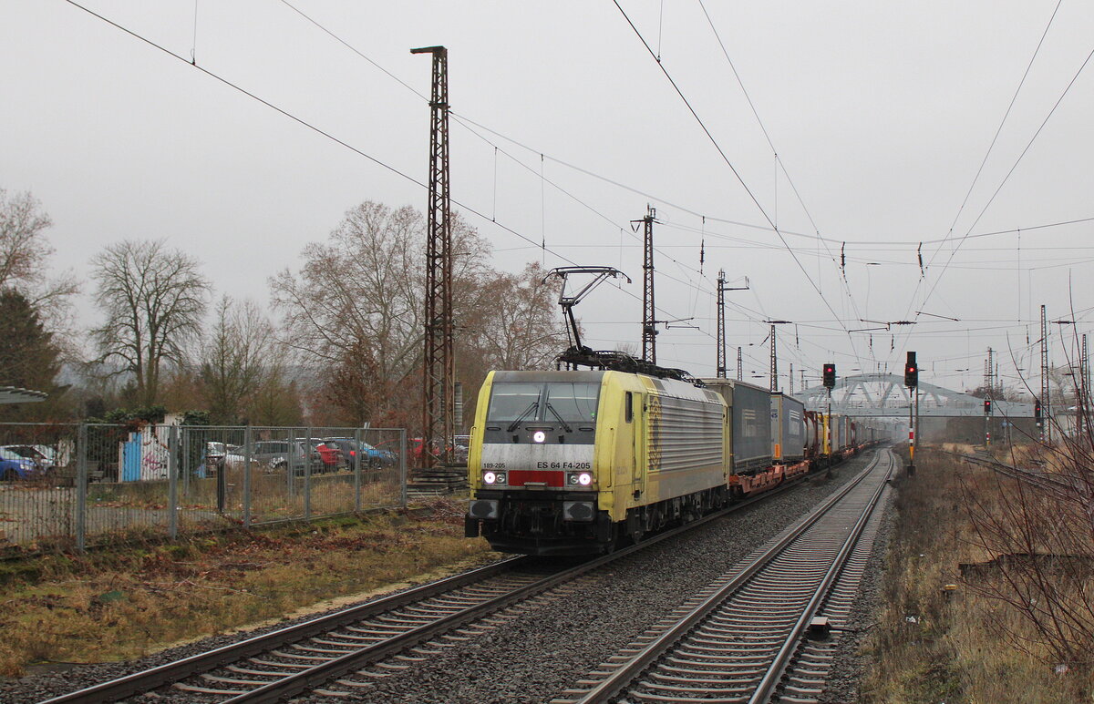Beacon 189 205 mit einem Miratrans-KLV von Ludwigshafen BASF Ubf nach Olsztyn Glowny (PL), am 23.12.2025 in Naumburg (S) Hbf.