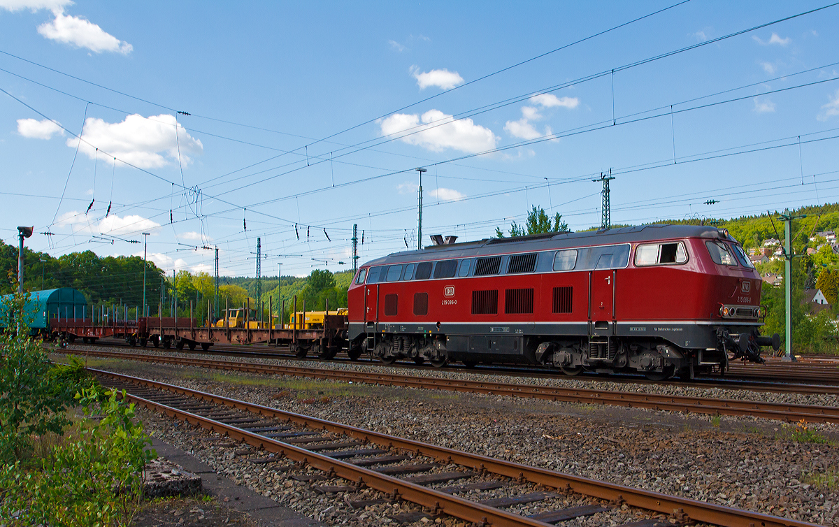 Bedingt durch Defekts und Hauptuntersuchungen an den eigenen MaK On Rail DH 1004 Loks der WEBA hat die Westerwaldbahn zurzeit die schne altrote 215 086-0 (alias 225 086-8) von der RE - Rheinische Eisenbahn angemietet. 

Hier kommt die V 163 am 16.05.2014 gerade mit ihrem bergabezug in Betzdorf/Sieg an.

Die V 163 wurde 1971 bei MaK unter der Fabriknummer 2000091 und an die DB ausgeliefert, 2001 ging sie an die DB Cargo AG und wurde in 225 086-8 umbezeichnet, ob sie die Dampfheizung behaten hat kann ich nicht genau sagen. Mit der Ausmusterung bei der nunmehrigen DB Schenker Rail Deutschland AG im Jahr 2011 erfolgte auch der Verkauf an die RE - Rheinische Eisenbahn, hier wurde sie wieder in den Auslieferzustand zurckversetzt und trgt nun wieder die Bezeichnung 215 086-0 ist aber weiter einer 225er (NVR-Nummer 92 80 1225 086-8 D-EVG).

Sie ist fr Steilstrecken zugelassen.