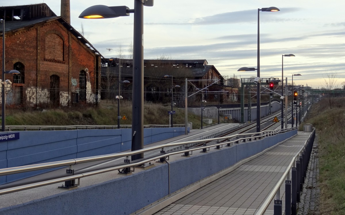 Behindertengerechte Rampe zum Bahnsteig der Station Leipzig-MDR.
Aufgenommen im Dezember 2013.