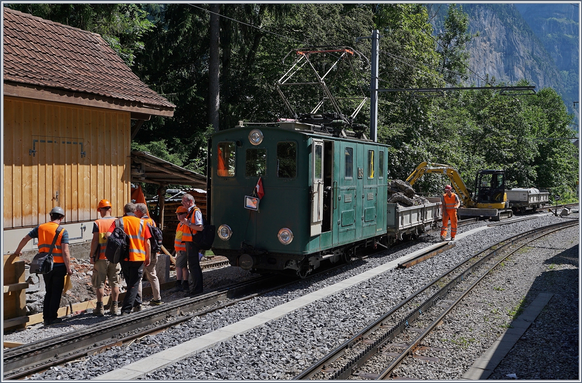 Bei der Ankunft in Lauterbrunnen konnte ich diesen Bauzug mit einer WAB He 2/2 65 fotografieren. 8. August 2016