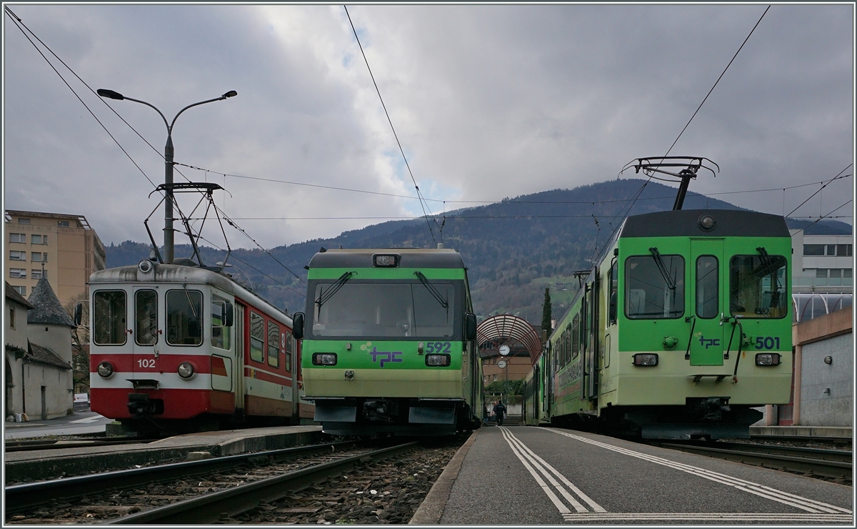 Bei der AOMC stehen Veränderungen an: schon ab April wird das Strom- und Zahnstangensystem den übrigen TPC Bahnen angepasst und in wenigen Jahren wird die Linienführung bei Monthey verbessert, so dass der hier zu sehende Bahnhof verschwinden wird.
 ex Birsigtalbahn  BDe 4/4 102, Beh 4/8 529 und BDeh 4/4 501 in Monthey. 
Für die umgestellte AOMC werden nur die Beh 4/8 angepasst, folglich werden die beiden links und recht zu sehenden Fahrzeuge in Kürze ausrangiert.
7. April 2016