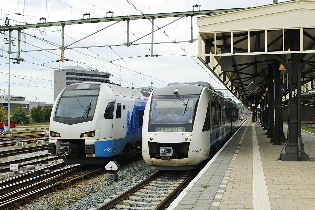 Bei der Ausfahrt aus dem Bahnhof Hengelo/NL liefern sich ein LINT41H nach Oldenzaal und ein Flirt 3 von Blauwnet am 27.09.2023 ein  Wettrennen . Blauwnet ist ein Gemeinschaftsunternehmen von Keolis und Arriva, das in der Provinz Overijssel mehrere Linien betreibt.