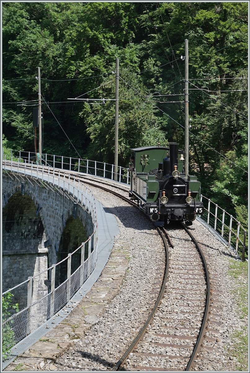 Bei besonderen Anlässen zeigt die Blonay Chamby Bahn die Vielfachtraktion eines ihrer Züge; die drei folgenden Bilder zeigen eine solche Vielfachtraktion auf eine ganz andere Art: Da der Baye de Clarens Viadukt nicht mit hohen Lasten befahren werden darf, musste die Dreifachtraktion des Dampfzuges (Vevey) -Blonay - Chaulin geteilt werden d.h. es kam jeweils eine Lok nach der anderen über den Viadukt gefahren. Den Anfang machte die LEB G 3/3 N° 5. 

4. Juni 2022