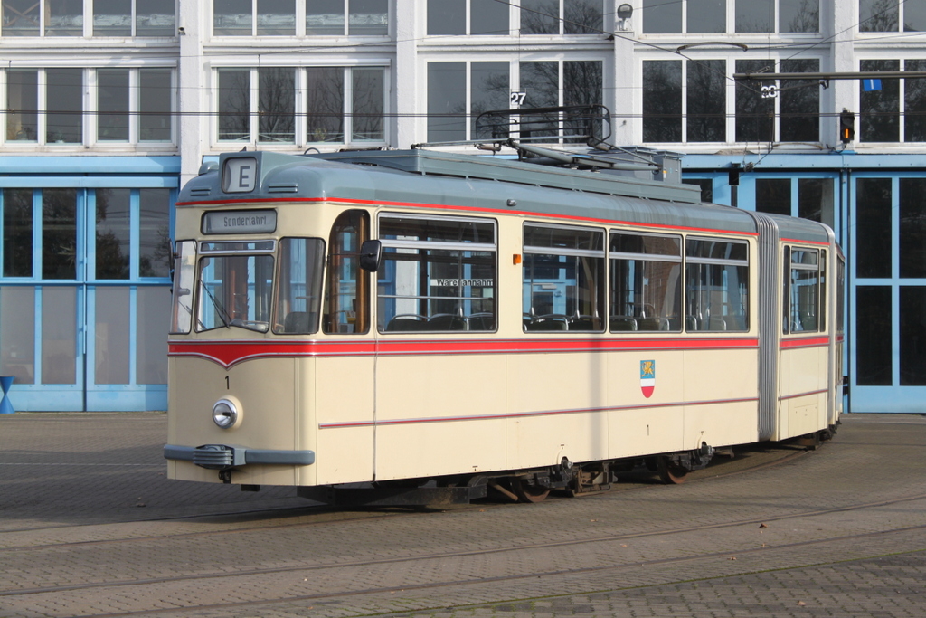 Bei bestem Fotowetter stand der Gelenktriebwagen des Typs G4(Baujahr: 1961)stand am 04.11.2017 abgerüstet auf dem Betriebshof der Rostocker Straßenbahn AG. 