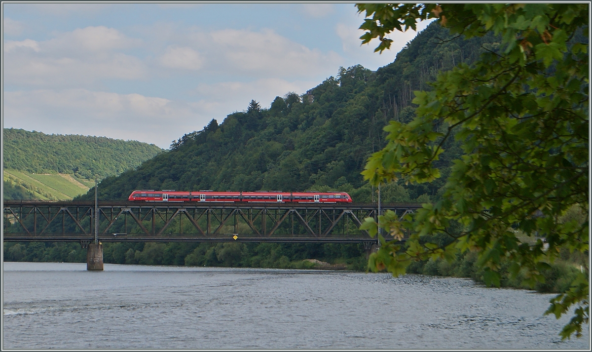 Bei Bullay führt eine kombinierte Strassen/Bahn-Brücke über die Mosel. 
Während unten die Autos fahre, fährt auf dem  Oberdeck  ein Hamster Richtung Trier. 
21. Juni 2014