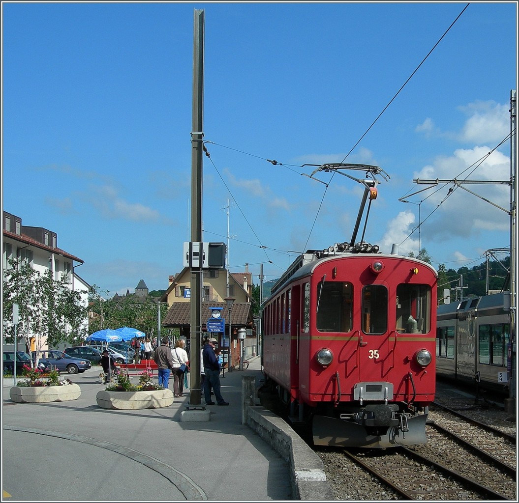 Bei diesem Bild zeigt sich wie relativ schmal der RhB ABe 4/4 N 35 gebaut wurde. 
Blonay, den 29. Mai 2014