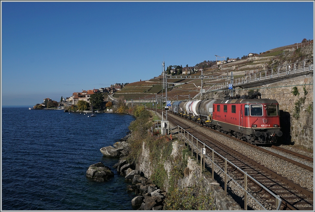 Bei einem Ausflug in Lavaux suchte ich auch meine  Lieblingsfotostelle  zwischen St-Saphorin und Rivaz auf und fotografiert die SBB Re 4/4 II 11271 (Re 420 271-9 ) die mit einem kurzen Güterzug in Richtung Wallis fährt.

12. Nov. 2020