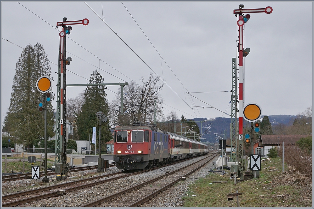 Bei den Einfahrsignalen von Lindau Reutin konnte ich die SBB Re 421 379-9 mit ihrem EC 195 nach München fotografieren. 


14. März 2019