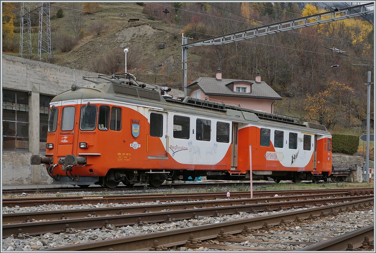 Bei der Einfahrt des Endbahnhofs von Orsières steht der TMR ABDe 537 507-9.

5. Nov. 2020
