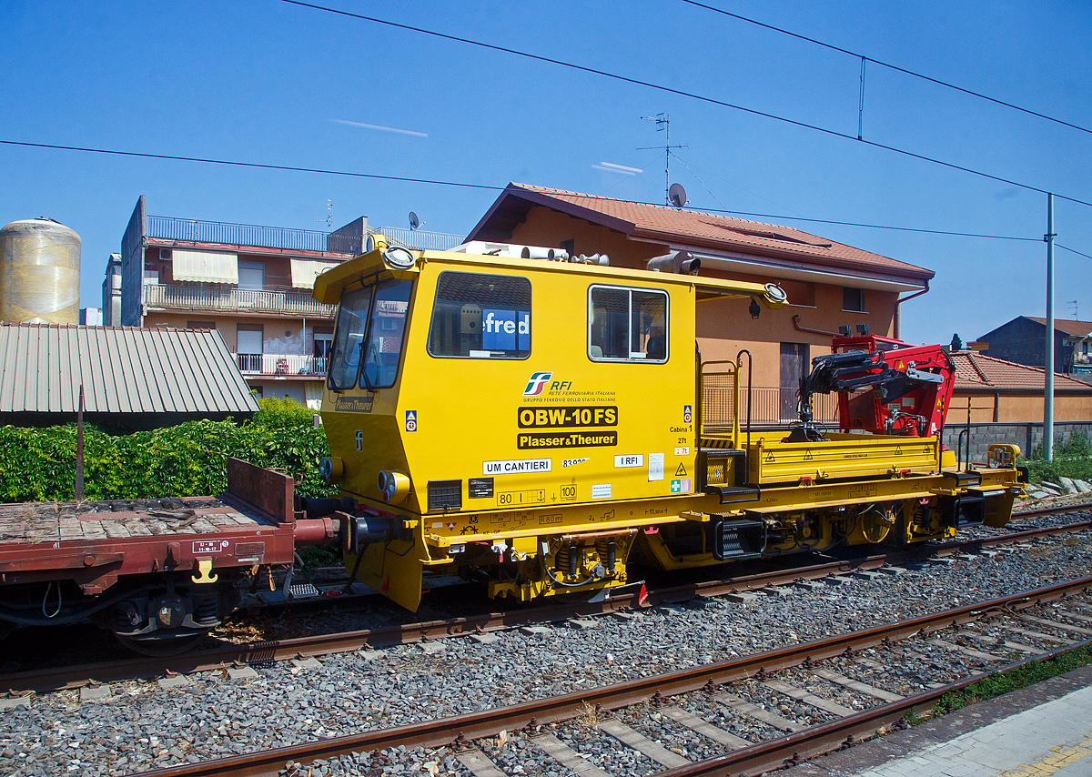 Bei Fiumefreddo di Sicilia (Sizilien) konnte ich am 20.07.2022 aus dem Zug heraus diesen Plasser & Theurer OBW-10 FS, den IT-RFI 151 124-1, ein Schwerer Oberbauwagen mit Ladefläche und Spezialkran der RFI (Rete Ferroviaria Italiana), fotografieren. 

TECHNISCHE DATEN laut Anschriften:
Hersteller: Plasser & Theurer, Linz (A)
Spurweite: 1.435 mm (Normalspur)
Anzahl der Achsen: 2
Länge über Puffer: 11.500 mm
Achsabstand: 6.210 mm
Laufraddurchmesser: 920 mm (neu) / 870 mm (abgenuzt)
Höchstgeschwindigkeit: 80 km/h (eigen) / 100 km/h (geschleppt)
Eigengewicht: ca. 29 t
Nutzlast: 5 t (ab Streckenklasse B) / 1,5 t (bei Streckenklasse A)
Bremse: KE-GP