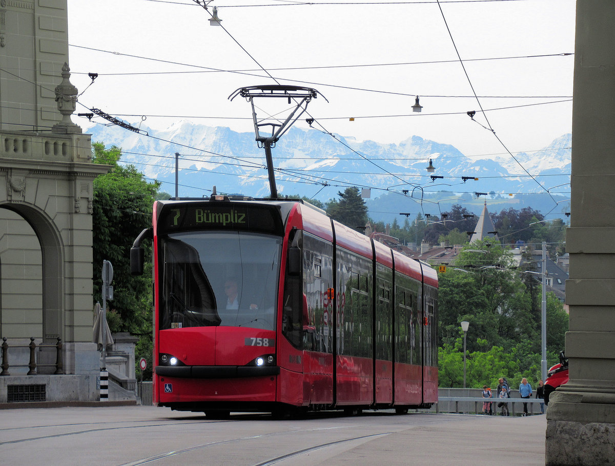 Bei Föhn kommen die Berge ganz nah heran - und mit Zoom kommen sie noch näher, doch gestellt ist das Bild nicht. Combino 758 auf dem Casinoplatz in Bern, 22.Mai 2020 