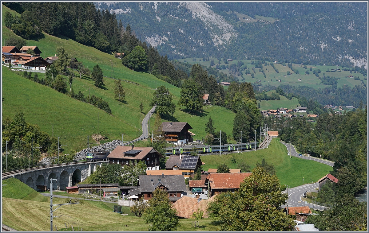 Bei Garstatt ist ein von einer BLS Re 4/4 II geschobene EW III RE nach Interlaken unterwegs. 

18. Sept. 2020