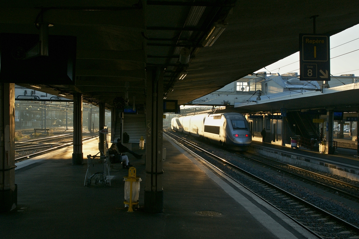 Bei gleißendem Winter-Abend Licht verlässt ein TGV den Bahnhof von Mulhouse.
11. Dez. 2013