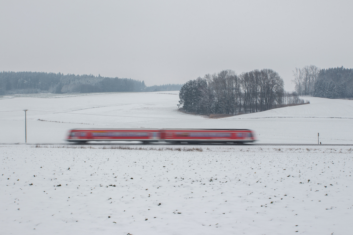 Bei Götzdorf wurde am 03.01.16 ein 628 von Landshut Hbf nach Rosenheim im Bild festgehalten. In Kürze wird er den Bahnhof Geisenhausen erreichen.