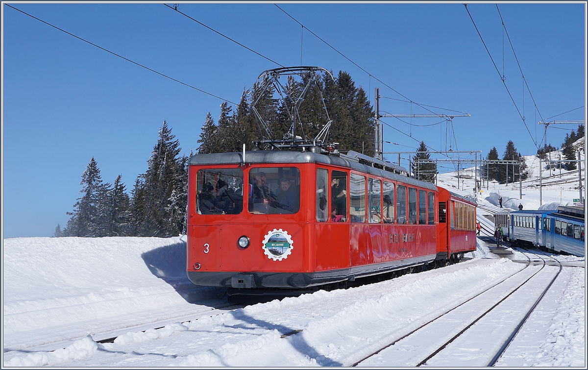 Bei herrlichem Winterwetter wartet der RB BDhe 2/4 N° 3 in Rigi Staffel auf die Weiterfahrt zur Gipfelstation.
Auch dieser Triebwagen wurde von SLM und BBC gebaut und 1937 in Dienst gestellt.
24. Februar 2018
