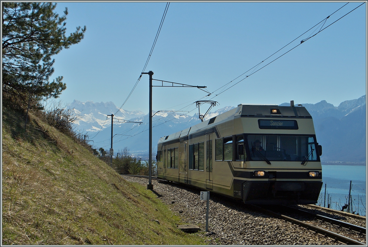 Bei Kilometer 2.5 konnte ich kurz vor Les Planches diesen CEV GTW 2/6 auf der Fahrt nach Sonzier fotogarfieren.
6. April 2015