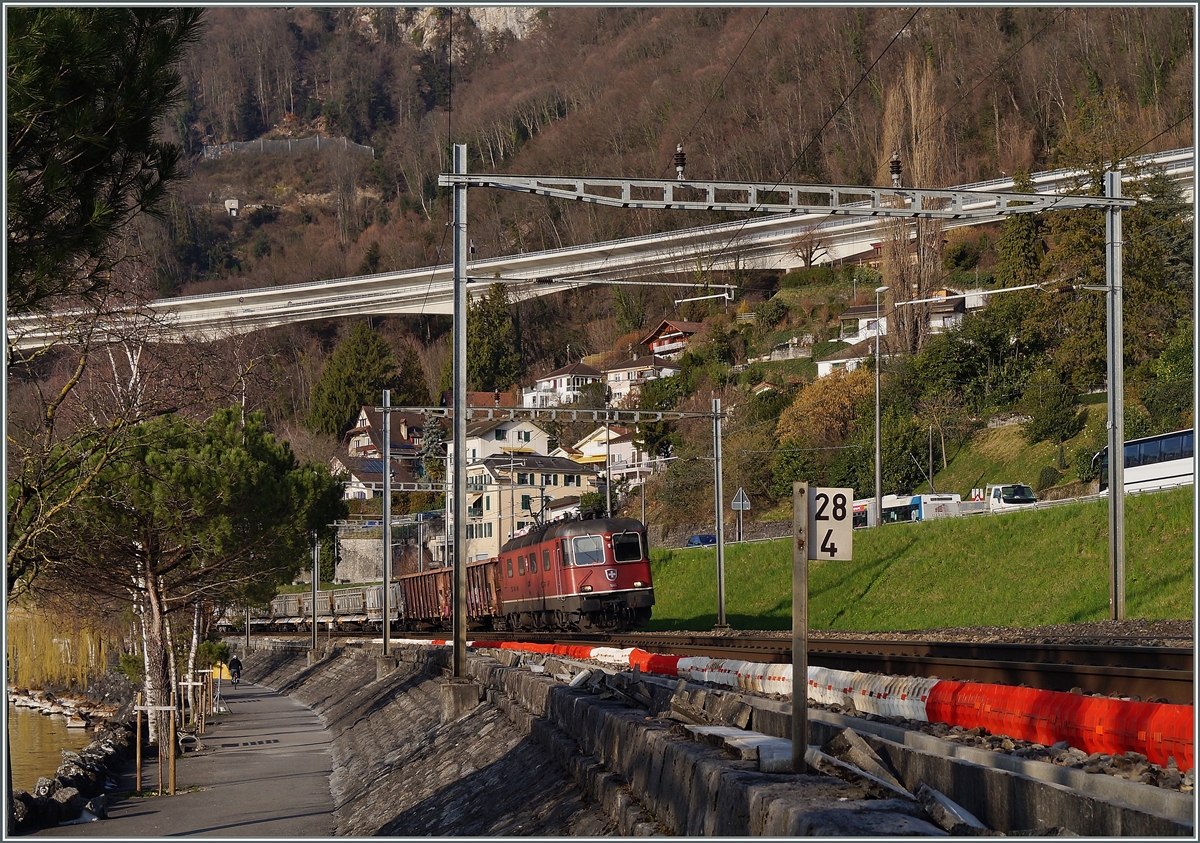 Bei Kilometer 28.4 fährt die Re 6/6 11645 mit einem Güterzug Richtung Wallis. 
10. März 2014