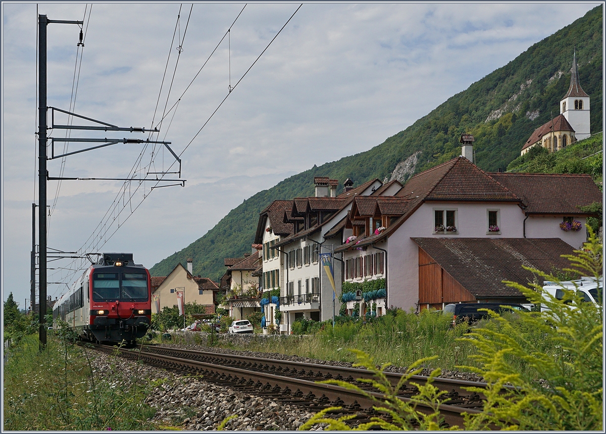 Bei Ligerz mit seiner bekannte Kirche rechts im Bild fährt ein SBB Domino Richtung Biel. 
31. Juli 2017