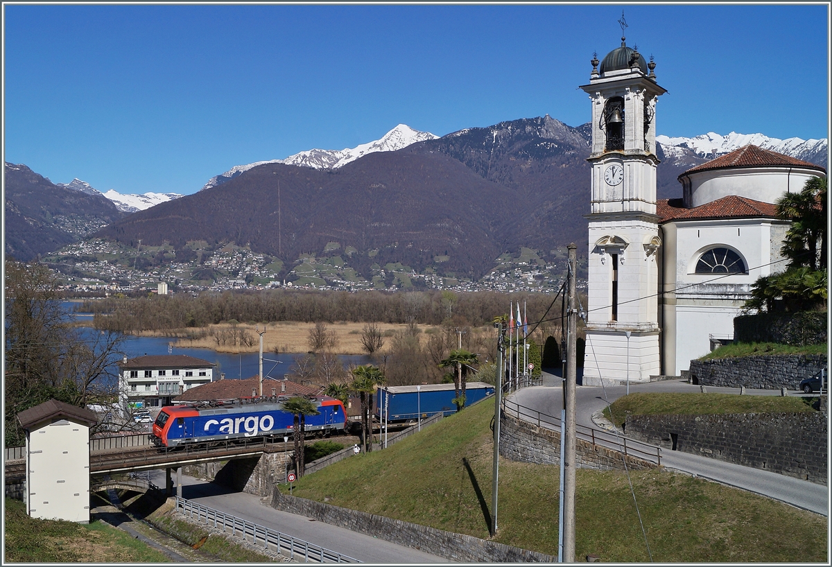 Bei Magadino ist eine SBB Re 474 mit ihrem Güterzug unterwegs.
19. März 2014