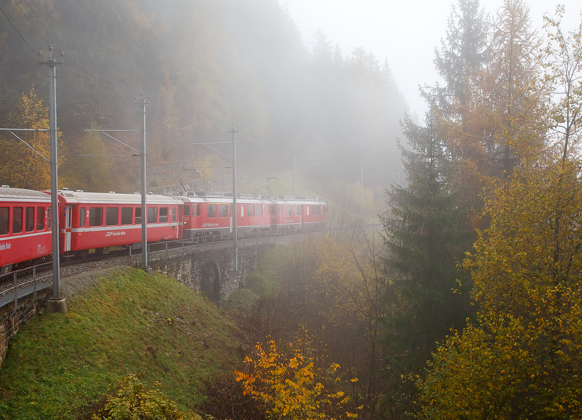 Bei Nebel.....
Geführt von den beiden RhB ABe 4/4 III Triebwagen Nr. 54  Hakone  und 53  Tirano  fährt am 02.11.2019 unser RhB Regionalzug nach Tirano nun von Cavaglia weiter hinab in Richtung Poschiavo.