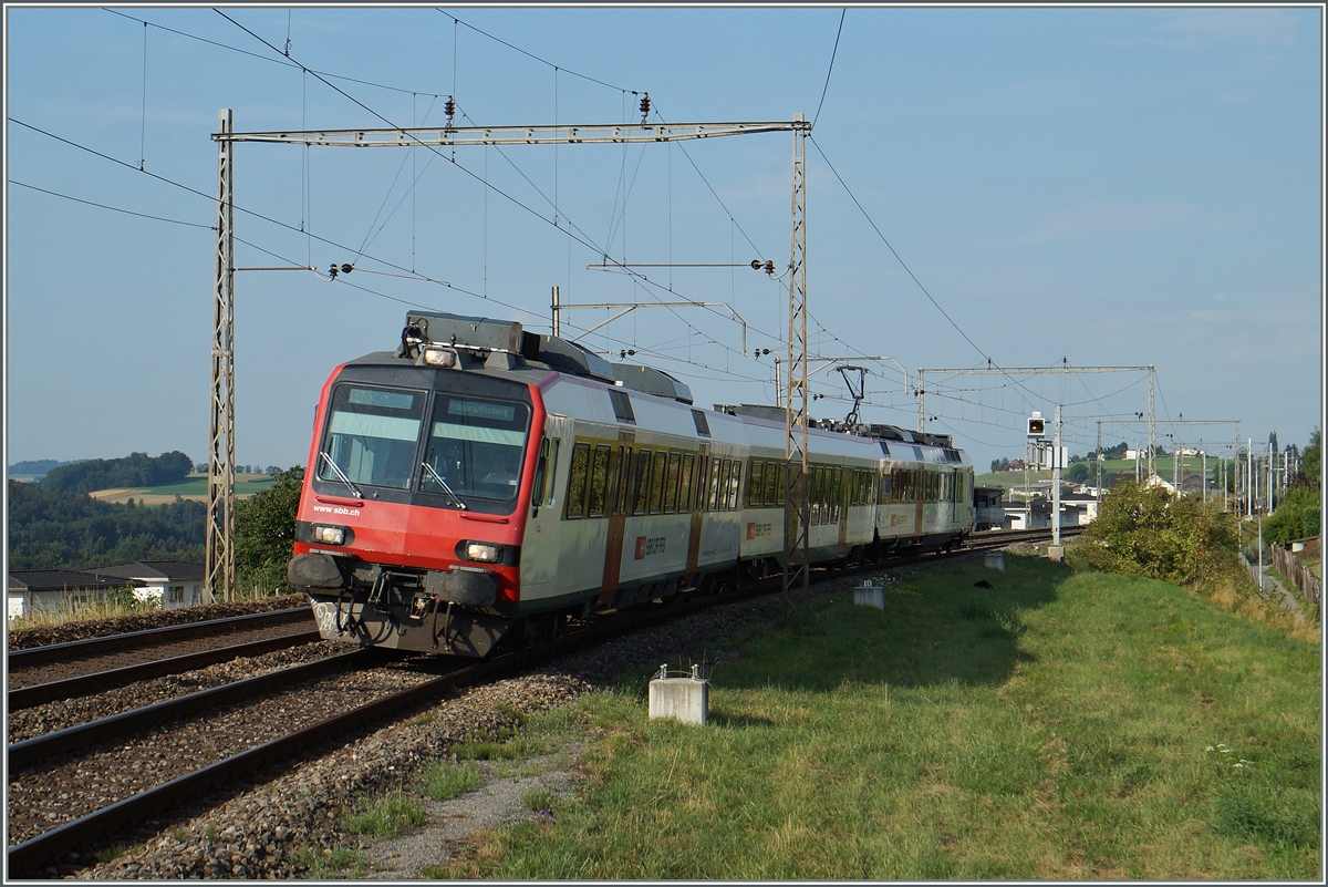 Bei Neyruz und im weiteren Streckenverlauf Richtung Rosé stehen wohl noch die letzten alten, aber sehr filigranen Fahrleitungsmaste zwischen Genève und St.Gallen.
Auf dem Bild ist eine S 40 von Romont nach Fribourg der Ankunft de Haltestelle Neyruz zu sehen.
6. August 2015