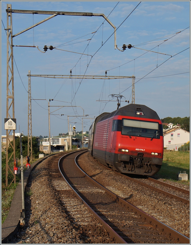 Bei Neyruz und im weiteren Streckenverlauf Richtung Rosé stehen wohl noch die letzten alten, aber sehr filigranen Fahrleitungsmaste zwischen Genève und St.Gallen. Die SBB  Re 460 079-7 mit einem IC erreicht Neyruz, fährt hier jedoch ohne Halt durch.
6. August 2015