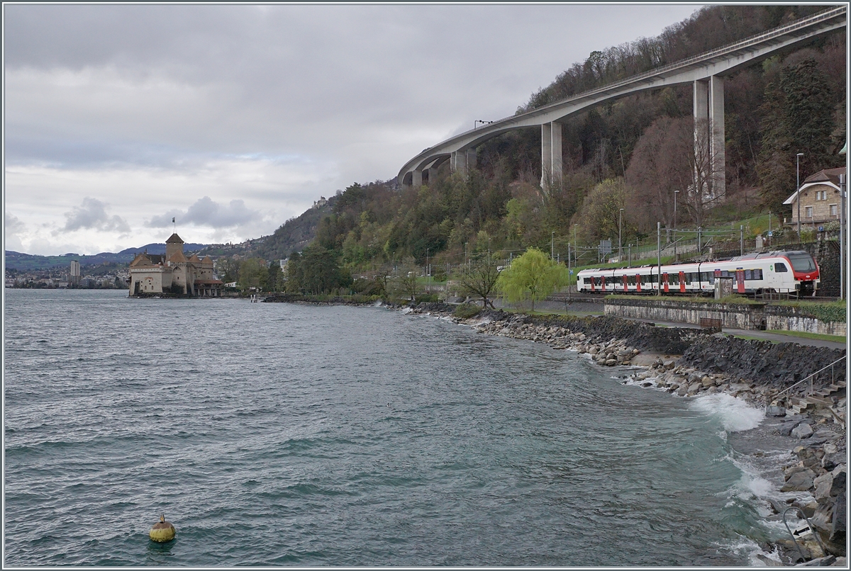 Bei recht stürmischem Wetter und entsprechendem Wellengang ist ein SBB RABe 523 Flirt3 bei Villeneuve auf dem Weg in Richtung Lausanne.

1. April 2024