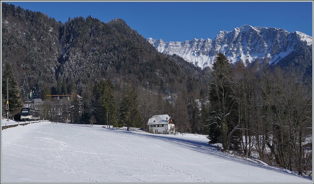 Bei der schönen Landschaft wird der Zug schon fast zur Nebensache: Der CEV MVR Beh 2/6 7505 hat Les Avants verlassen und ist nun auf dem Weg nach Montreux. 

11. Jan. 2022