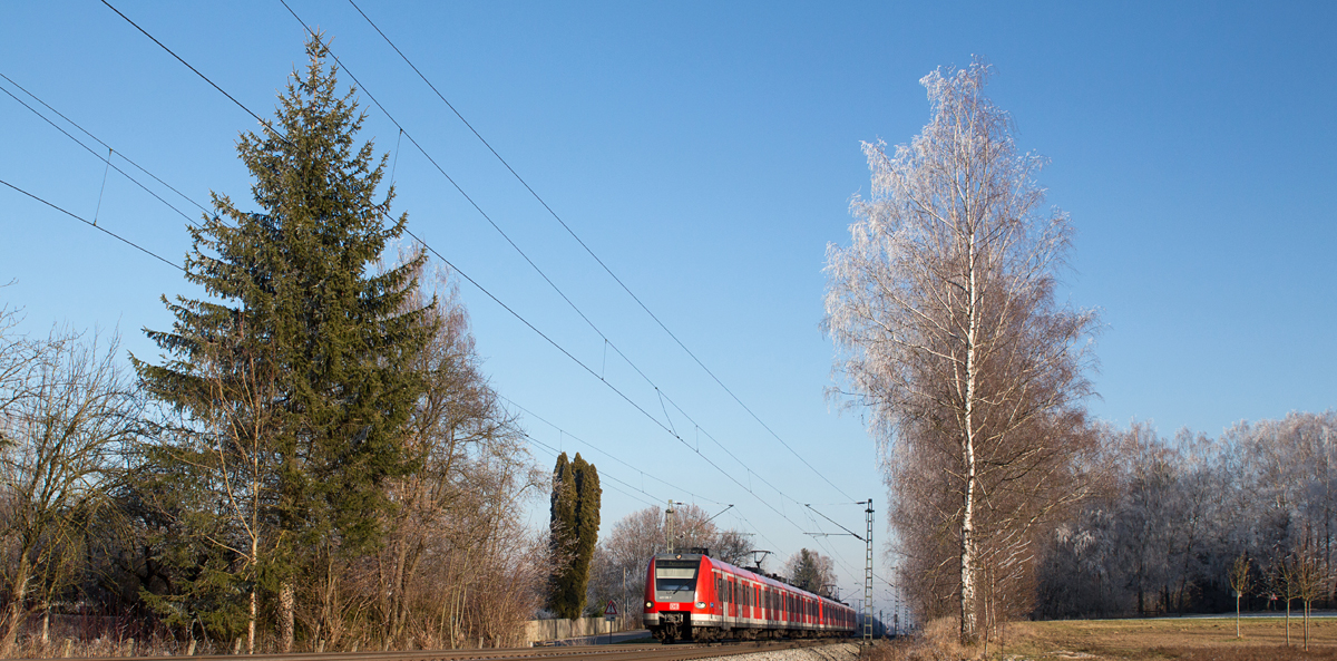 Bei schönstem Sonnenschein war 423 138-7 als S2 nach Petershausen am letzten Tag des Jahres 2016 in Poing unterwegs.