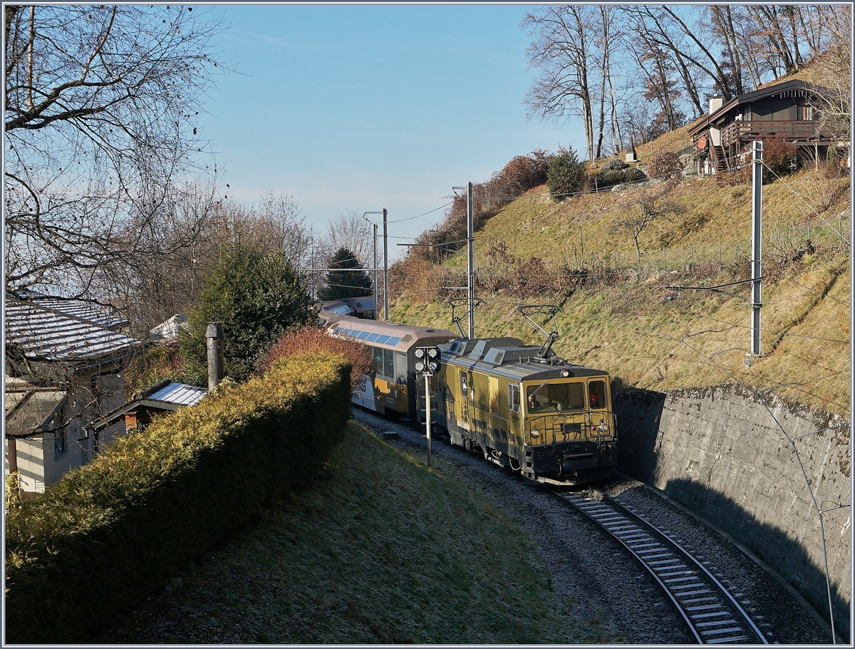 Bei Sonzier beschreibt die Bah eine 180 Grade Wende, trotz des engen Radius musste die Anfahrt durch Stützmaueren abgesichert etwas in den Berghang hineingebaut werden. Das Bild zeigt eine MOB GDe 4/4 mit ihrem Panoramic Express bei der Einfahrt in die Wendeschleife. 
28. Dez. 2016