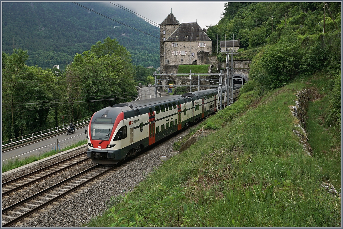 Bei St-Maurice ist ein SBB RABe 511 bei garstigem Wetter unterwegs als RE nach Annemasse unterwegs.

14. Mai 2020