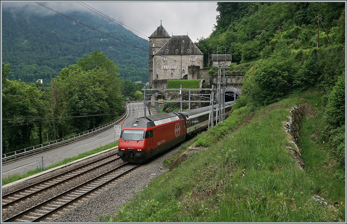 Bei St-Maurice ist eine SBB Re 460 mit ihrem IR nach Genève Aéroport bei garstigem Wetter unterwegs. 

14. Mai 2020