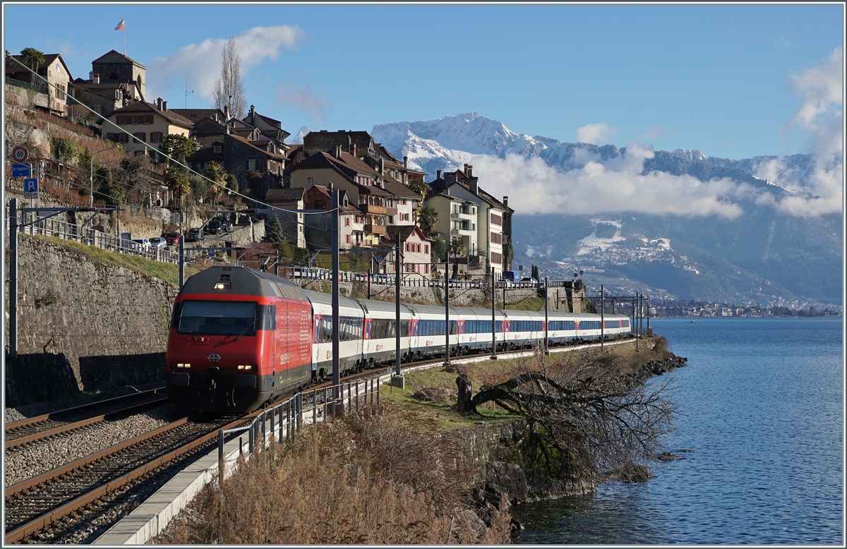 Bei St-Saphorin ist eine SBB Re 460 mit ihrem IR90 auf dem Weg nach Genève. 

10. Jan. 2022