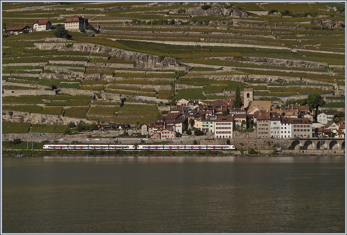 Bei St-Saphorin sind zwei Flitrs (RABe 523) unterwegs, (Das Bild entsnad von einem Genfersee Kursschiff aus) . 

1. Okt 2019