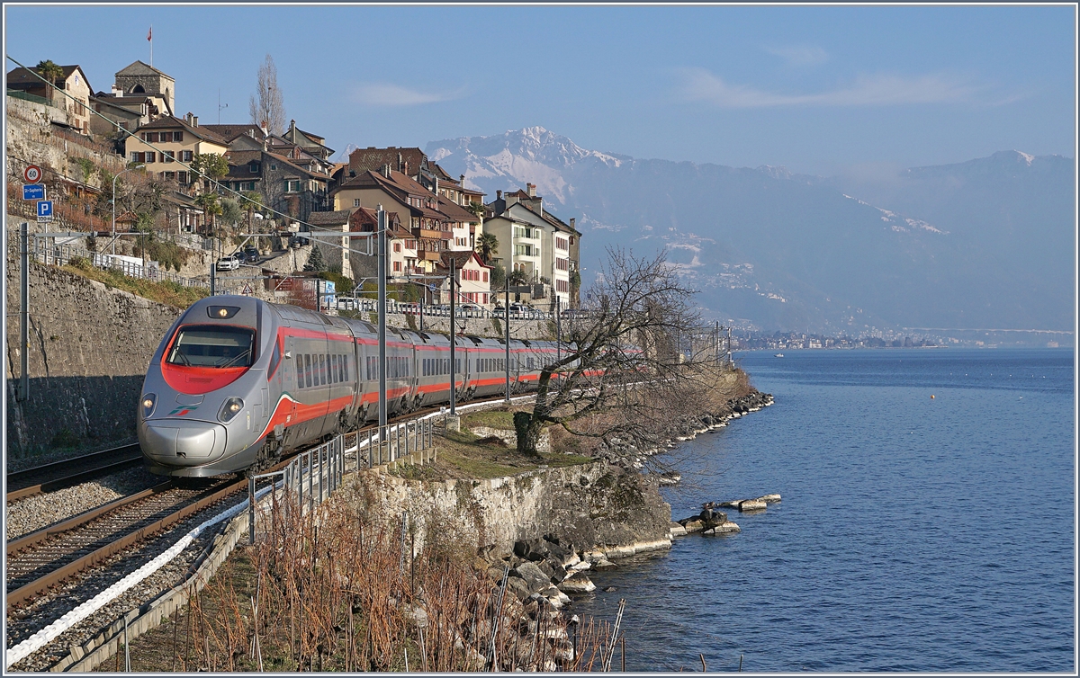 Bei St-Saphorin zeigt sich ein FS Trenitalia ETR 610 als EC 34 auf seiner Fahrt von Milano nach Genève.

25. Jan. 2019