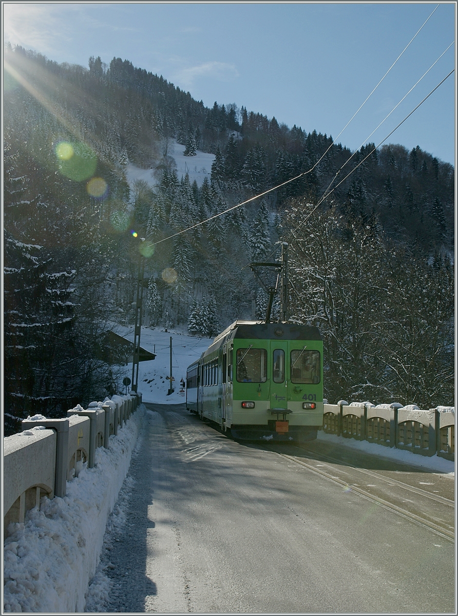 Bei starkem Gegenlicht fährt ein ASD Regionalzug Richtung Les Plachens. 
25. Jan. 2014