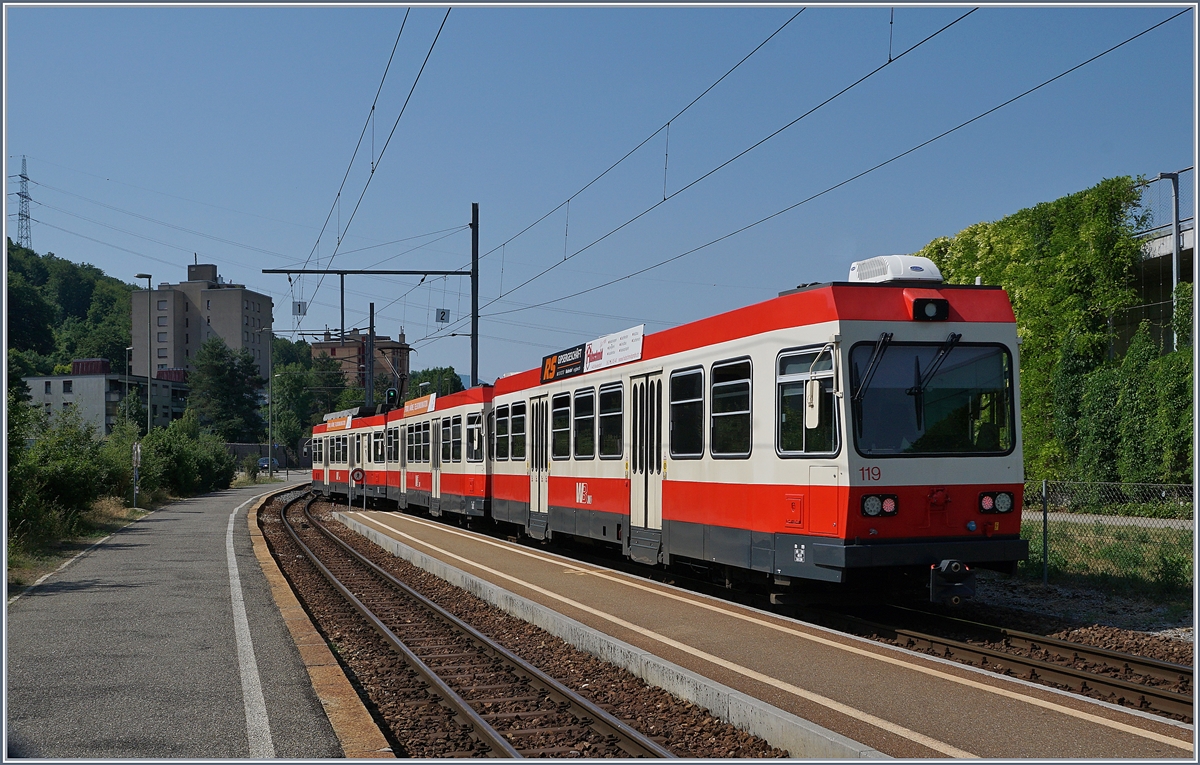 Bei der Station Altmarkt trifft die in 750 mm Spur ausgeführte Bahn aus dem Waldenburgertal auf die Normalspurstrecke Olten - Basel, welche sie bis Liestal, der Endstation der WB begleitet. 
Das Bild zeigt einen WB Zug auf der Fahrt Richtung Waldenburg. Auf allen möglichen Kreuzungsstationen ist den Zügen Richtungsabhängig ein Gleis zugeordnet, die federnden Ausfahrweichen werden dann jeweils  aufgeschnitten  .
22 Juni 2017