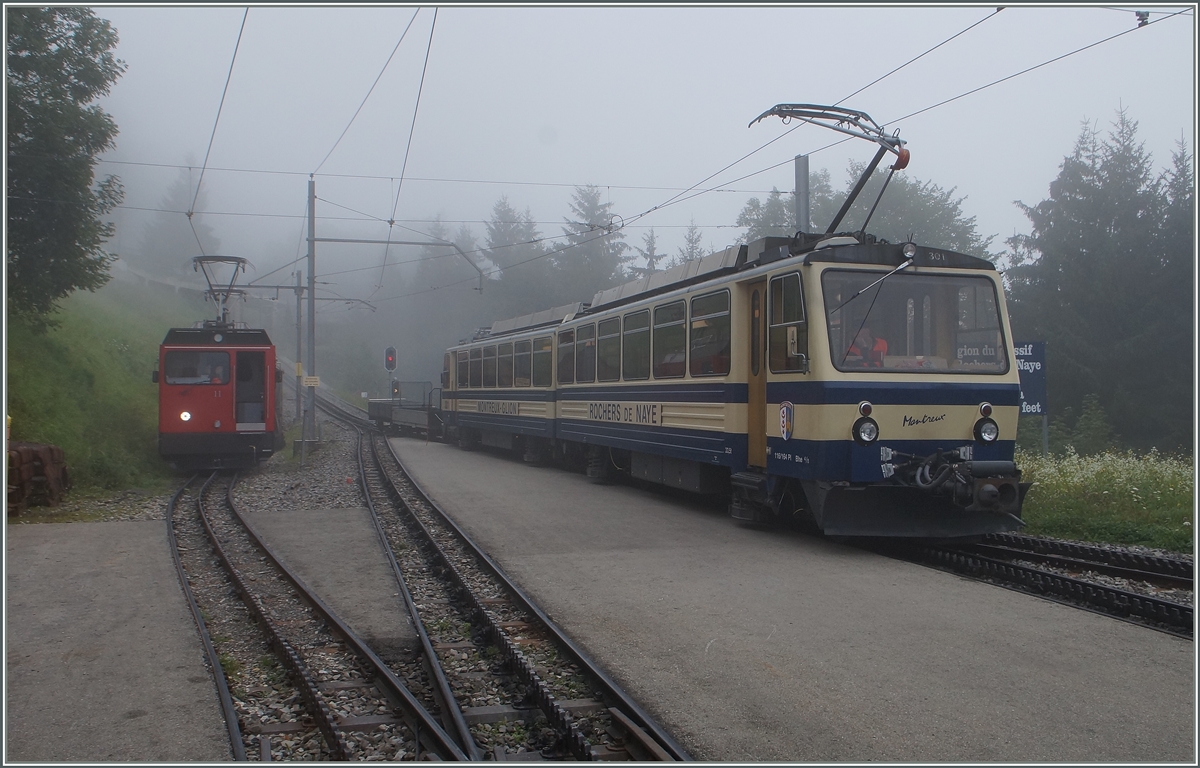 Bei ungewöhnlichem dichten Nebel erreicht der Rochers de Naye Beh 4/8 301 Caux. Links im Bild ist eine der neuen Stadler-Dienstlok Hem 2/2 11 zu erkennen. 4. September 2014 