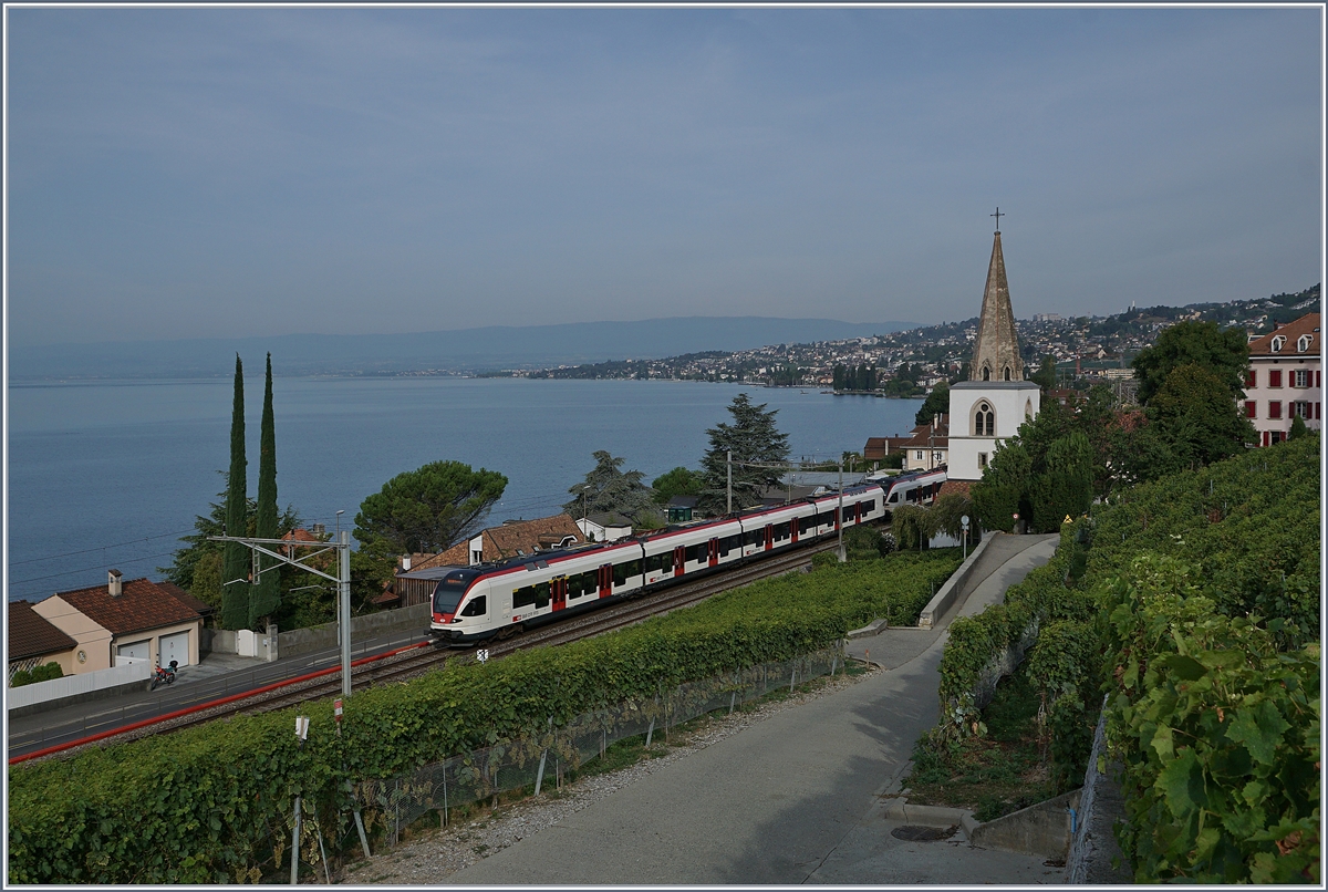 Bei Villette (VD) fährt ein SBB Flirt RBDe 523 in Richtung Lausanne.
30. Aug. 2017