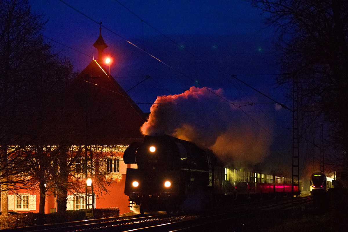 Bei vlliger Dunkelheit dampft die 01 519 mit dem Adventszug aus Konstanz vor der Kulisse Allensbachs vorber.Bild 16.12.2017