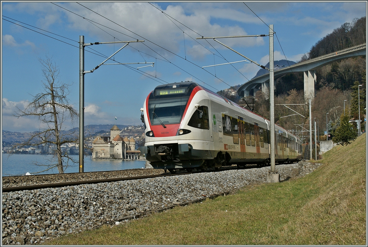 Beim Château de Chillon fährt ein SBB Flirt RABe 523 Villeneuve entgegen.

26. Feb. 2012