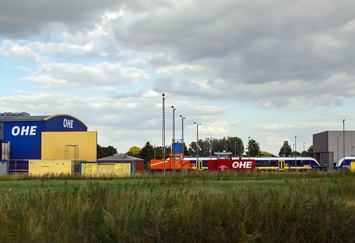 Beim Depot der OHE - Osthannoversche Eisenbahnen AG in Uelzen stehen am 16.06.2015 zwei MaK G 322 B. Links eine unbek. northrail und rechts die OHE 60025 (98 80 3352 003-8 D-OHE), ex DSB MK 602. Aufgenommen aus einem fahrenden ICE heraus.

Rechts die OHE 60025 wurde 1996 unter der Fabriknummer 220121 von der SFT (Siemens Schienenfahrzeugtechnik) in Kiel gebaut und an die DSB (Danske Statsbaner / Dänische Staatsbahnen) als MK 602 geliefert. 2002 ging sie VSFT - Vossloh Schienenfahrzeugtechnik GmbH und 2003 wurde sie an die OHE - Osthannoversche Eisenbahnen AG (Celle) für den Verschub im Depot Uelzen verkauft.

Zur Ablösung der veralteten Baureihen MH und MT im Rangier- und leichten Streckendienst wurde die Baureihe MK ab 1996 von der DSB beschafft. Die Loks entstanden aus Standardkomponenten im Rahmen des dritten MaK-Typenprogramms als Typ G 322, die Bauform wird weiterhin als MaK 400 B angeboten. Zum Zeitpunkt der ersten MK-Lieferungen war MaK ein Bestandteil der Siemens Schienenfahrzeugtechnik GmbH Kiel (SFT), die letzten Maschinen wurden nach der Übernahme des Unternehmens durch die Vossloh Schienenfahrzeugtechnik GmbH (VSFT) ausgeliefert.

Die Loks sind über ein tragbares Gerät fernsteuerbar (Theimeg). Der Einsatz der MKs im Streckendienst ist seit 2000 eingeschränkt, da das in Dänemark vorgeschriebene Zugsicherungssystem ATC (Automatic Train Control) nicht installiert ist. Lediglich bei den Loks MK 609 und 619 wurde ein vereinfachtes ATC-System nachgerüstet. 

TECHNISCHE DATEN:
Spurweite: 1.435 mm
Achsfolge: B
Länge über Puffer: 9.400 mm
Achsstand: 4.000 mm
größte Breite: 3.100 mm
kleinster befahrbarer Gleisbogen: 40 m
Dienstgewicht: 40 t
Motor : MTU Typ 8V183TD13
Leistung: 390 kW bei 2.100 U/min
Anfahrzugkraft: 130 kN
Getriebe : Voith, Typ L2r4zseU2
Höchstgeschwindigkeit: 30 km/h (Rangiergang) 60 km/h (Streckengang)
Tankvolumen: 1.000 l
gebaute Stückzahl: 26 (25 urspr. DSB, eine weitere als Vorführlok und als 352 001 bei der Deutschen Bahn AG getestet.


Nach der Übernahme des Lokbaus durch VSFT wurde die G 322 aus dem 3. Typenprogramm als G 400 B in das 4. Typenprogramm übernommen, von diesen wurden 19 Stück gebaut.
