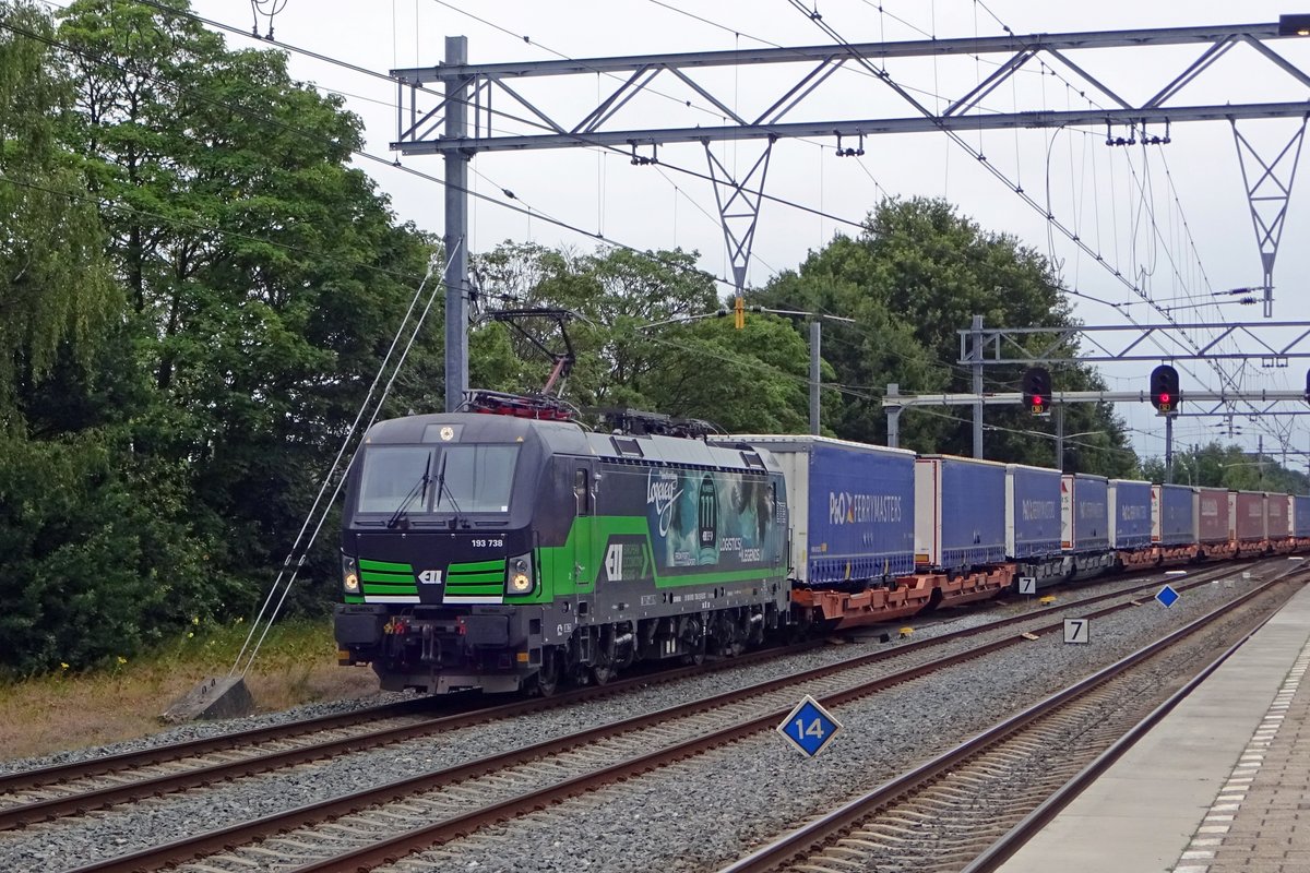 Beim durchfahren in Apeldoorn am 15 Juli 2019 wirbt LTE 193 738 fr die Legende der Loreley.