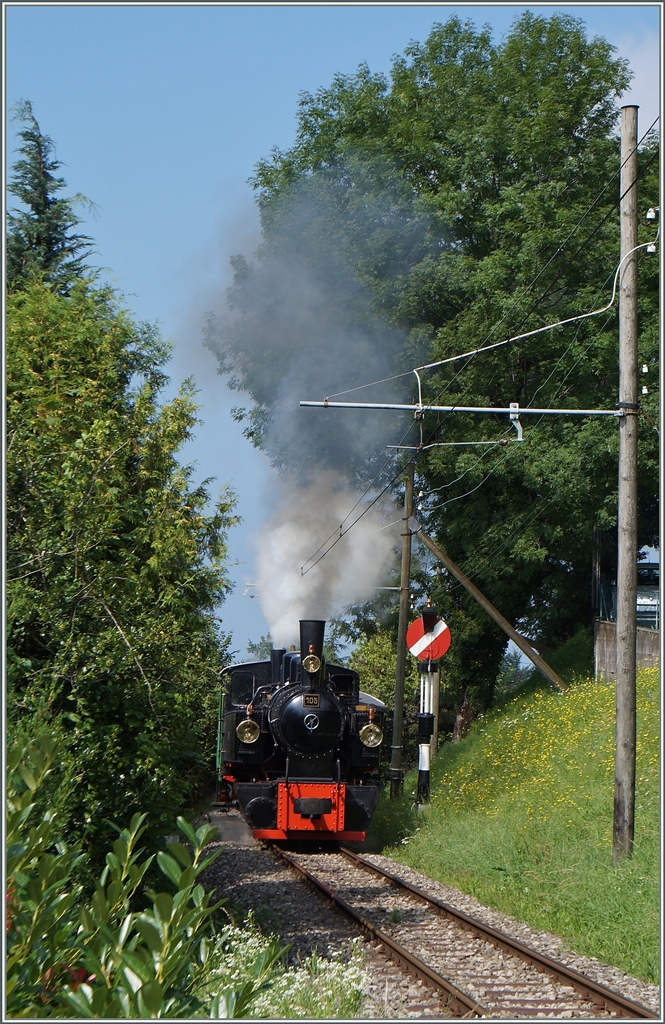 Beim Einfahrtsignal von Blonay dampft die G 2x 2/2 Richtung Chamby. 
1. August 2014