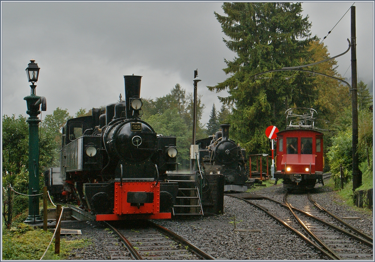 Beim gelungenen 50 Jahre Jubiläum der Blonay Chamby (1966 - 2016) spielten die Dampflokomotiven nur eine Nebenrolle, um so mehr wurde mit Eisenbahnromatik vom Feinsten mit GFM/MOB/CEV Fahrzeuge geboten.
Angeheizte G 2x 2/2 105, die kalte HG 3/4 und der CEV Te 82 in Chaulin.
17. Sept. 2016