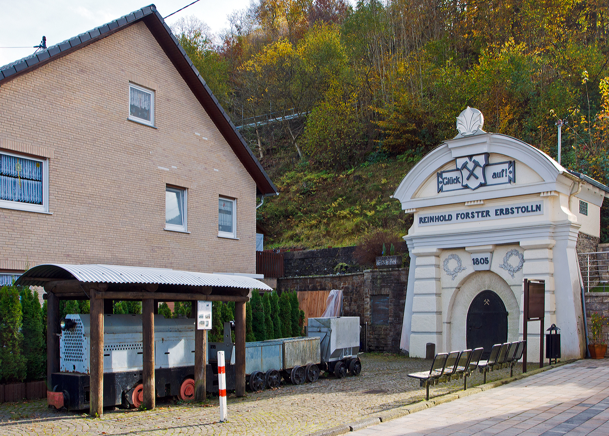 Beim Reinhold Forster-Erbstollen in Siegen-Eiserfeld steht (nicht gerade fotogene) eine Ruhrthaler G32 / KLM 7 (= Kriegsmotorenlokomotive) Gruben-Diesellokomotive mit drei Loren (26.10.2014).

Die Lok wurde 1950 von der Ruhrthaler Maschinenfabrik Schwarz & Dyckerhoff KG in Mülheim/Ruhr unter der 2874 gebaut an die zur Fried. Krupp in Essen gehörige Grube Laubach (Margaretenschacht) in Weilburg geliefert. Nachdem die Gruben alle zur Barbara Rohstoffbetriebe GmbH aufgingen, kam die Lok später zur Grube Waldhausen in Weilburg und war bis 1981 im Einsatz. Von dort fuhr sie dann mit beladenen Loren auch zum Verladegerüst beim Bahnhof Weilburg/Lahn, wo die Loren in Staatsbahnwaggons entladen wurden.
Im Jahr 1986 kam sie dann zum Besucherbergwerk Reinhold Forster-Erbstollen.

Technische Daten:
Spurweite: 600 mm (500-750mm waren lieferbar)
Achsfolge: B
Länge: 4.050 mm
Achsabstand: 1.010 mm
Motor: wassergekühlter Dreizylinder-4takt-Reihen-Dieselmotor vom Typ Deutz A3M417 mit 5,768 Liter Hubraum
Motorleistung: 30 PS
Motornenndrehzahl: 700 U/min
Motorgewicht: 780 kg	
Getriebe: mechanisches 3-Gang-Getriebe
Zugkraft: 14,1 kN
Dienstgewicht: 6.800 kg
Höchstgeschwindigkeiten: 4,2 / 7 / 11 km/h
Kleinsterbefahrbarer Halbmesser: 10 m
Insgesamt gebaute Loks: 38
