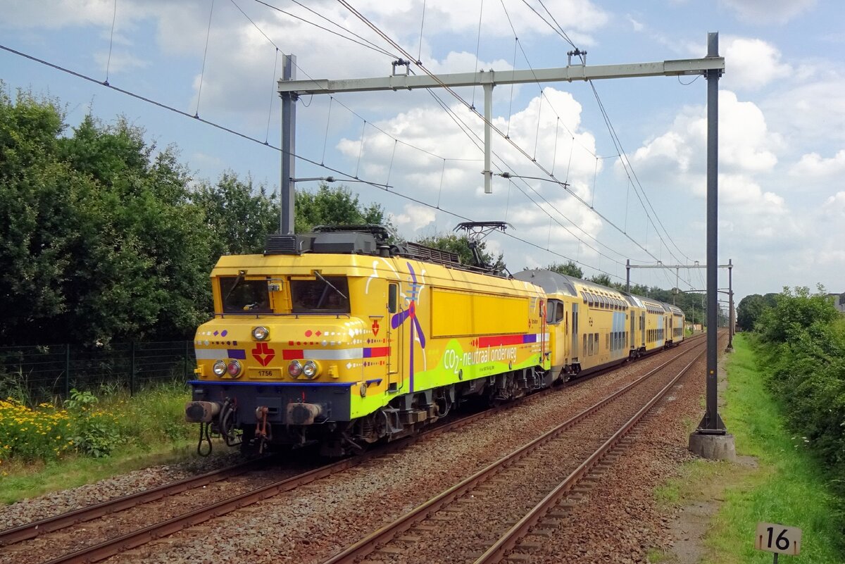 Beinahe wie damals! Am 4 Augusts 2021 schleppt Strukton 1756 ein DD-AR Garnitur durch Tilburg-Reeshof nach Ossendelft, wo die dort ansassige Polizeiausbildung der Garnitur für übungen braucht. Bis 2016 schleppte 1756 als NS Elok die DD-AR in Regionaldienste.